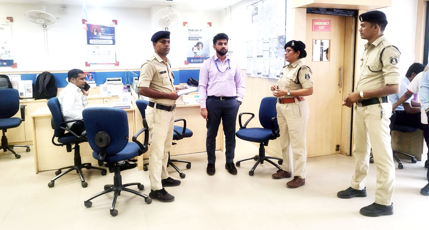 बैंकों में चेकिंग अभियान, परखी सुरक्षा व्यवस्था