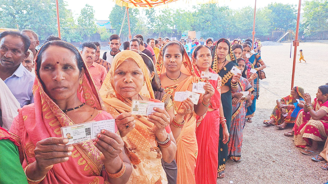 प्रचंड गर्मी की परवाह छोड़ नांदगांव संसदीय क्षेत्र में मतदाताओं ने की वोटों की बारिश प्रचंड गर्मी की परवाह छोड़ नांदगांव संसदीय क्षेत्र में मतदाताओं ने की वोटों की बारिश