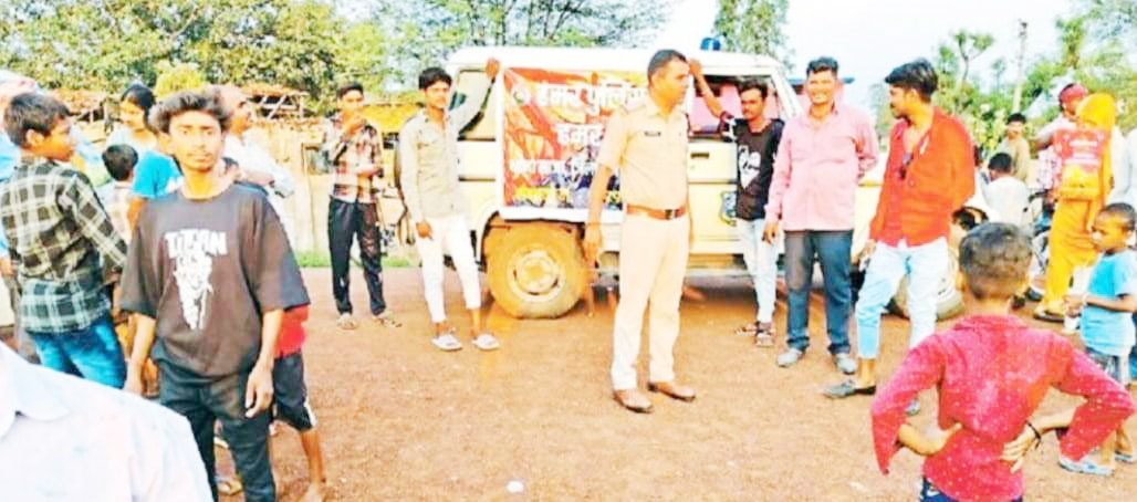 पुलिस ने चौपाल लगाकर नशा से होने वाले दुष्प्रभाव को बताया
