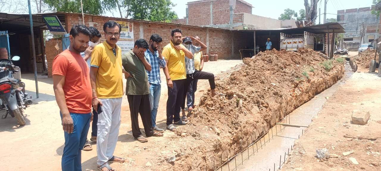 नाली का कचरा सडक़ पर, बदबू से वार्डवासी परेशान