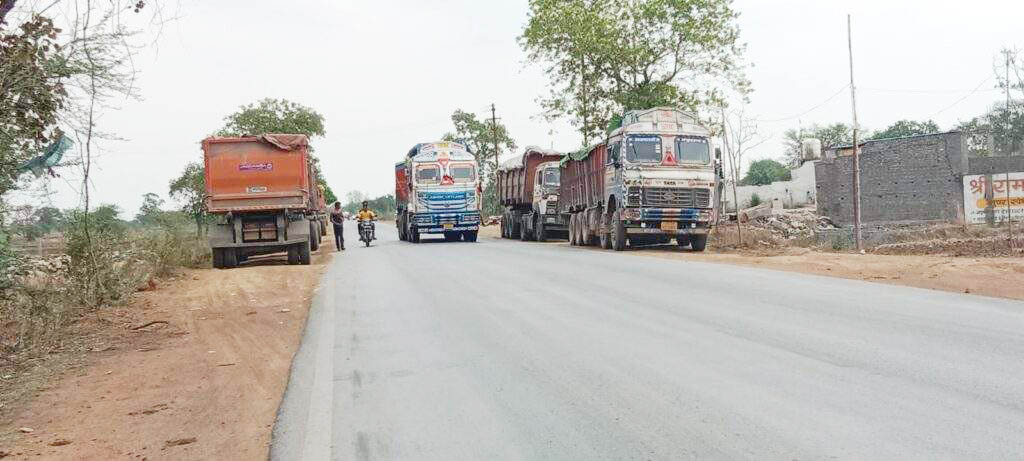बेतरतीब खड़ी वाहनों से हादसे का खतरा