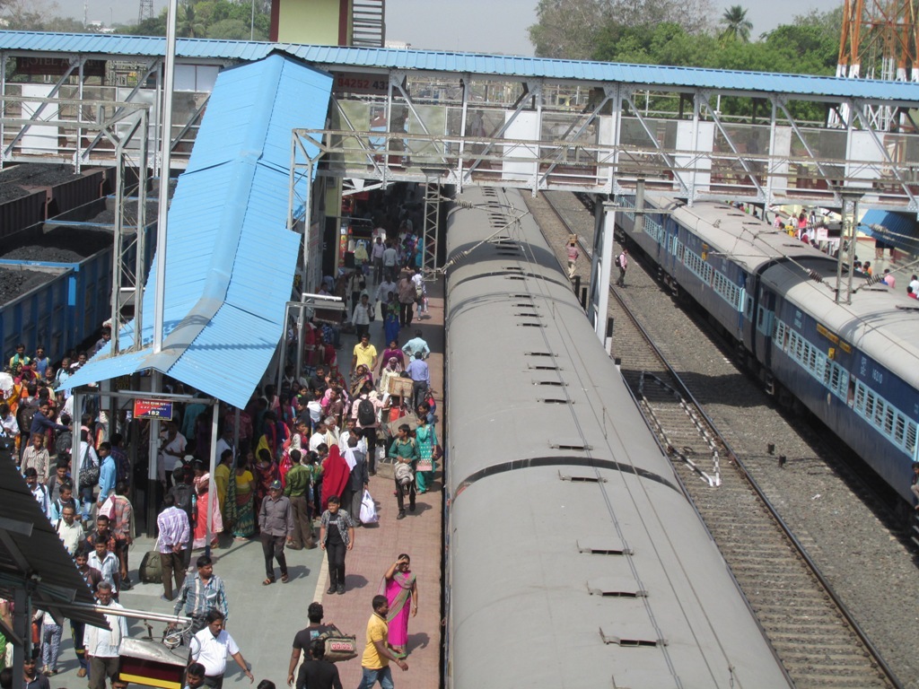 अप और डाउन दिशा की ज्यादातर ट्रेनें घंटों लेट
