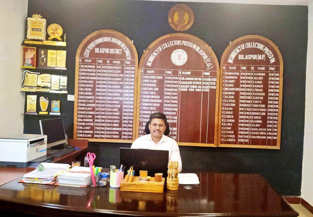 कलेक्टर ने अपने थर्ड डिवीजन 10वीं पास होने का जिक्र कर छात्रों का हौसला बढ़ाया