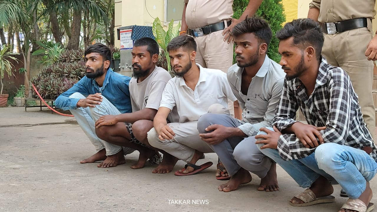 मरीन ड्राइव में मारपीट, 5 गिरफ्तार मरीन ड्राइव में मारपीट, 5 गिरफ्तार