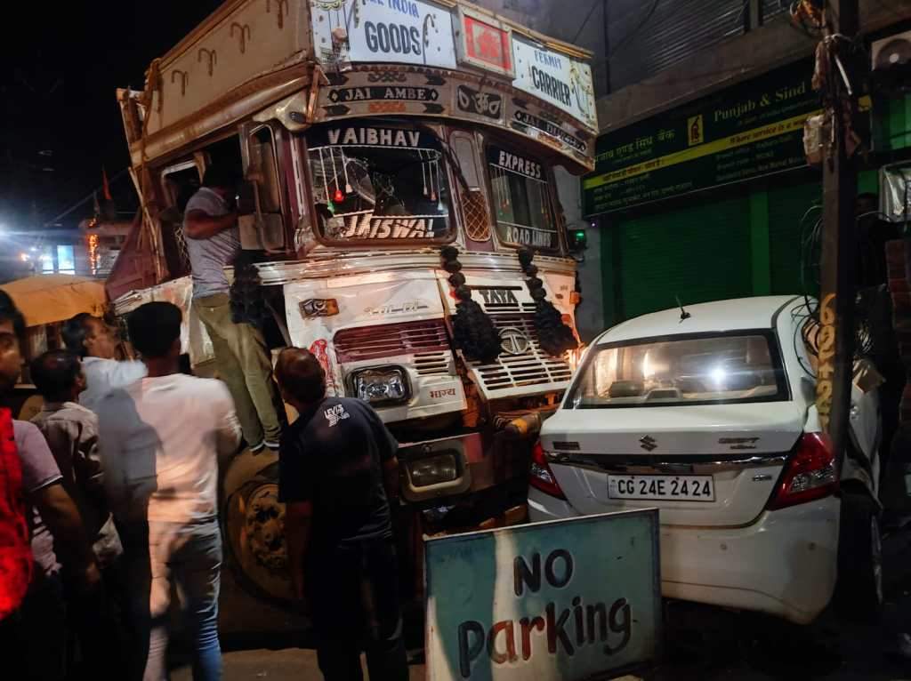 ट्रक को ठोकर मारते कार को किया क्षतिग्रस्त