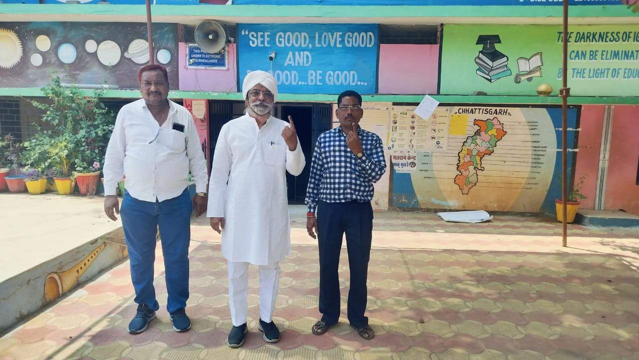 पूर्व विधायक होरा ने धमतरी  में किया मतदान