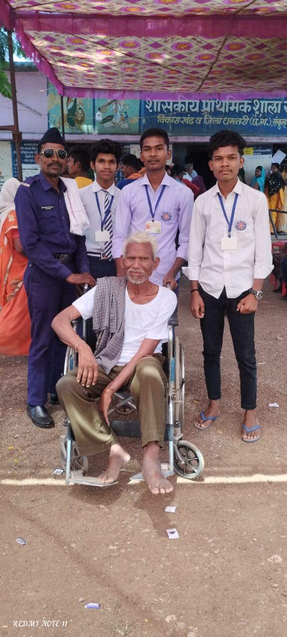 मतदाता मित्र एनएसएस स्वयंसेवकों ने किया सेवा व सहयोग