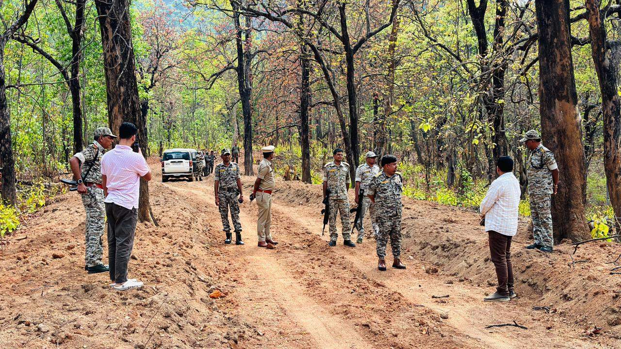 आईजी ने किया बलरामपुर के नक्सल प्रभावित क्षेत्रों का दौरा