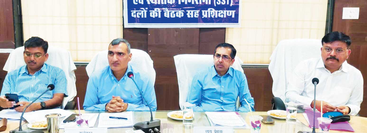 प्रेक्षकों ने ली एफएसटी और एसएसटी दल की बैठक