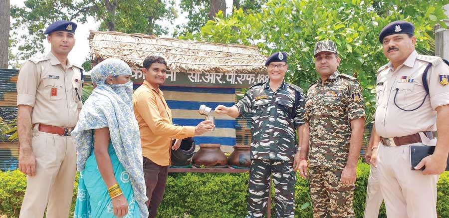 सीआरपीएफ द्वारा राष्ट्रीय राजमार्ग पर प्याऊ प्रारंभ सीआरपीएफ द्वारा राष्ट्रीय राजमार्ग पर प्याऊ प्रारंभ