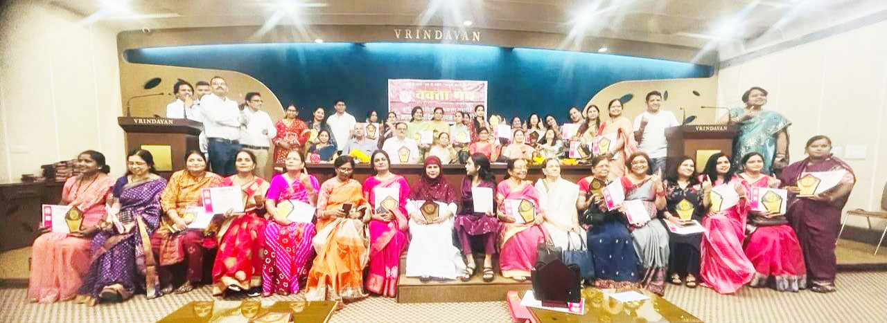 वक्ता मंच ने किया 100 महिलाओं को सम्मानित वक्ता मंच ने किया 100 महिलाओं को सम्मानित