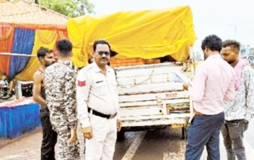 सडक़ किनारे खड़े वाहनों पर कार्रवाई शुरू