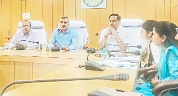 आदर्श मतदान केंद्र नए आइडिया के साथ बनाएं