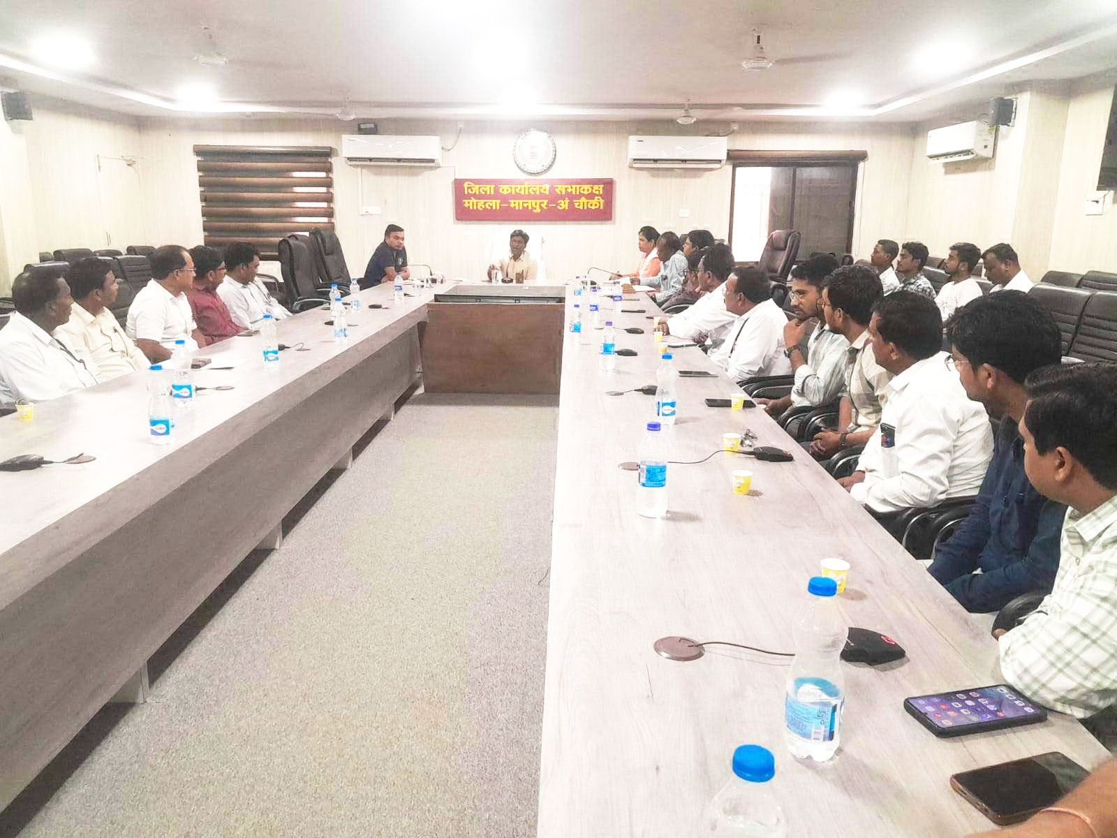 कलेक्टर ने ली सभी मास्टर ट्रेनरों की बैठक कलेक्टर ने ली सभी मास्टर ट्रेनरों की बैठक