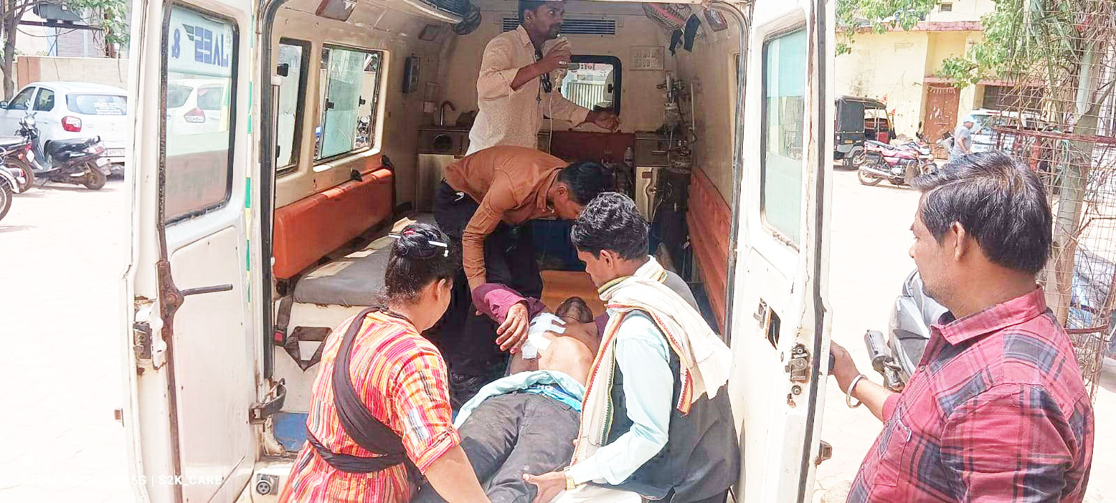 कार-बाइक की भिड़ंत, युवक गंभीर कार-बाइक की भिड़ंत, युवक गंभीर