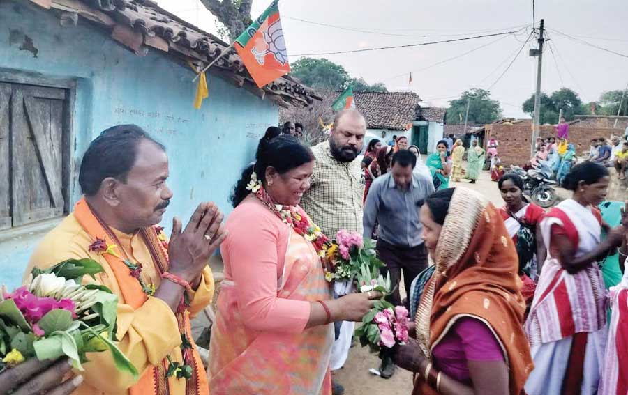 जशपुर के कई गांवों में जनसम्पर्क करने पहुंची रायमुनी