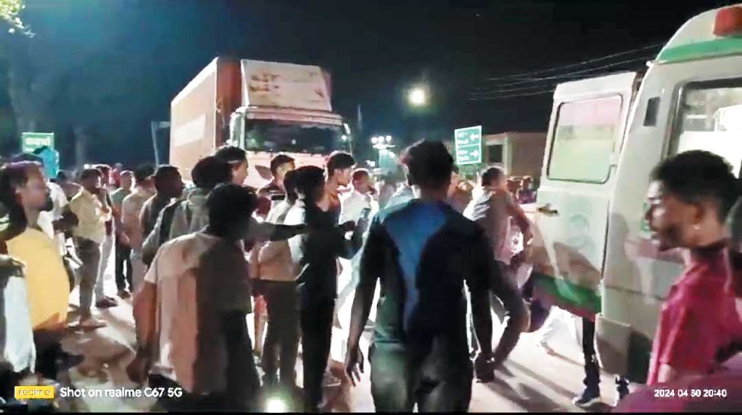 पिकअप की ठोकर, दो युवकों की मौत पिकअप की ठोकर, दो युवकों की मौत