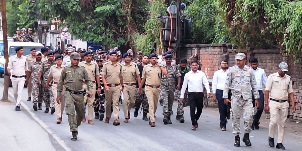 शांतिपूर्ण मतदान के लिए केंद्रीय बलों का पुलिस, प्रशासन के साथ फ्लैग मार्च