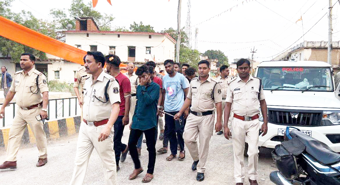 हमलावर 8 आरोपी गिरफ्तार, पुलिस ने निकाला जुलूस