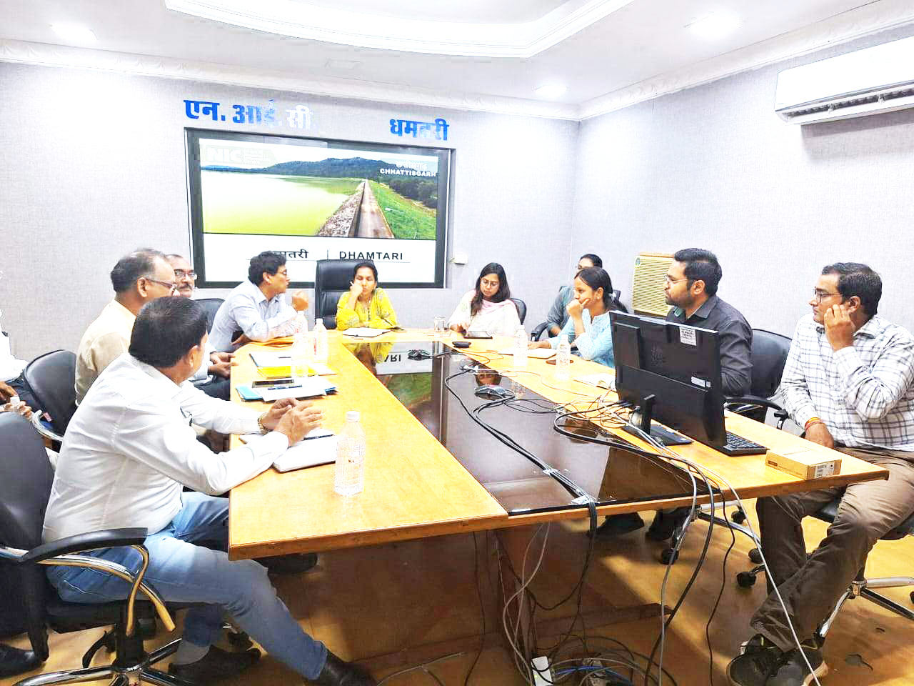 कलेक्टर ने वीडियो कॉन्फ्रेसिंग के जरिये बीईओ-बीपीएम से की चर्चा