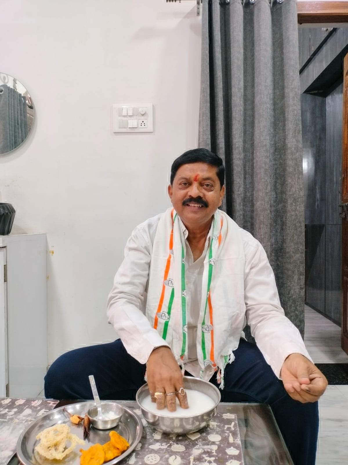 आलोक जाधव ने बोरे बासी खाकर श्रम का सम्मान किया