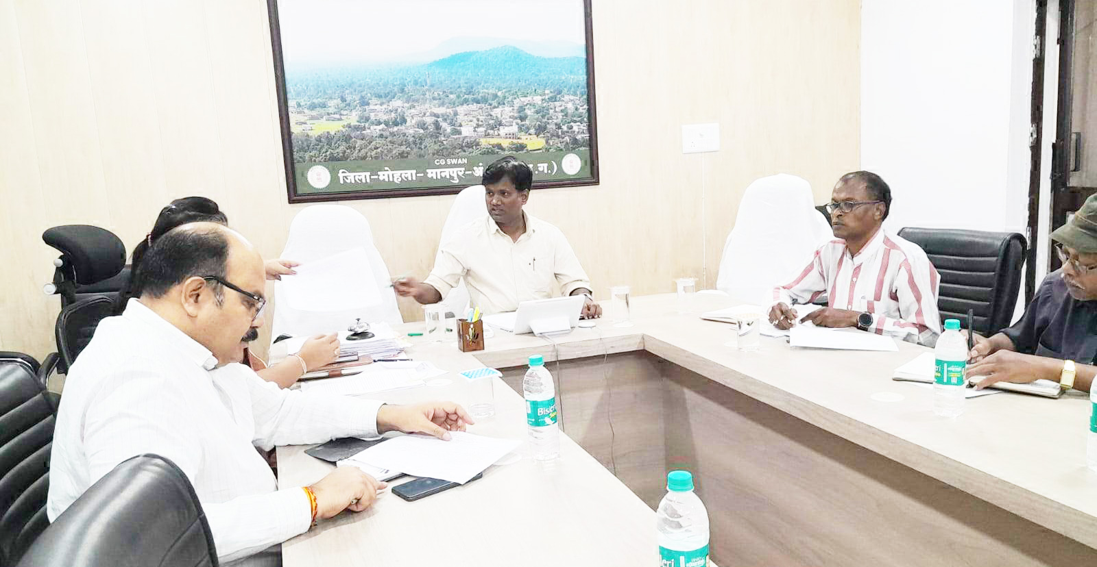 नक्सल पीडि़तों की सुविधाओं पर चर्चा कलेक्टर की अध्यक्षता में बैठक आयोजित नक्सल पीडि़तों की सुविधाओं पर चर्चा कलेक्टर की अध्यक्षता में बैठक आयोजित