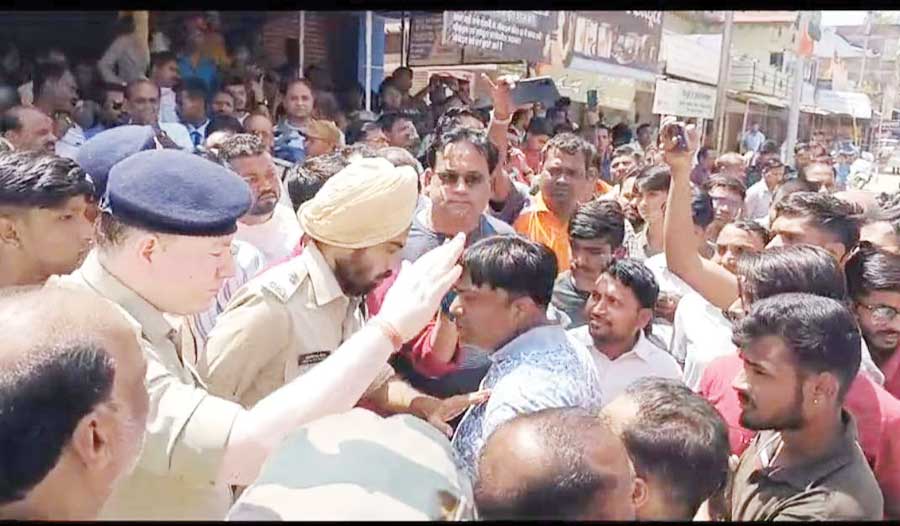 हनुमान मंदिर में मुकुट और कड़ा चोरी, 3 बंदी