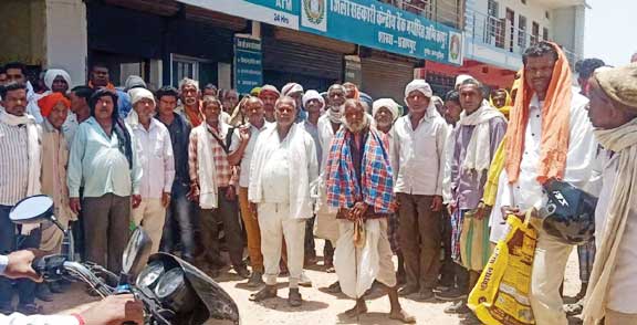 सहकारी बैंक में नहीं मिल पा रहा पर्याप्त पैसा, किसान परेशान