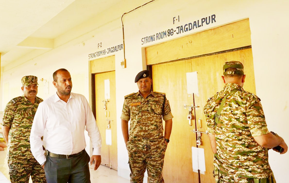 कलेक्टर-एसपी ने स्ट्रांग रूम की सुरक्षा का लिया जायजा