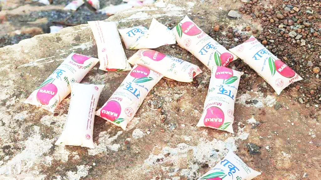 खुले में फेंक रहे खराब पेय पदार्थ  और दवाइयां