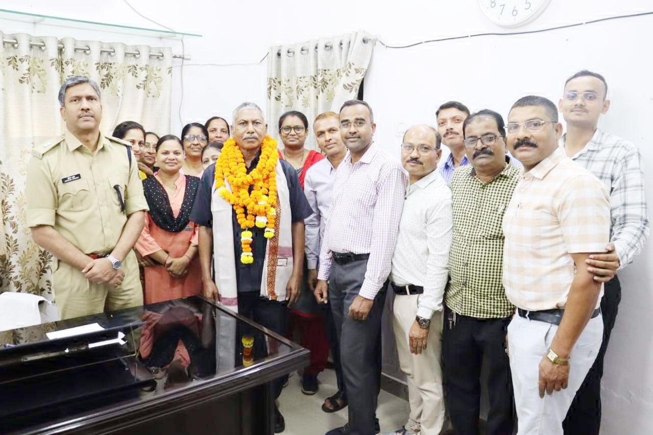 सेवानिवृत्ति पर दी विदाई सेवानिवृत्ति पर दी विदाई