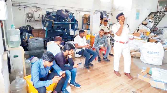 खिडक़ी का ग्रील तोडक़र लाखों की चोरी 