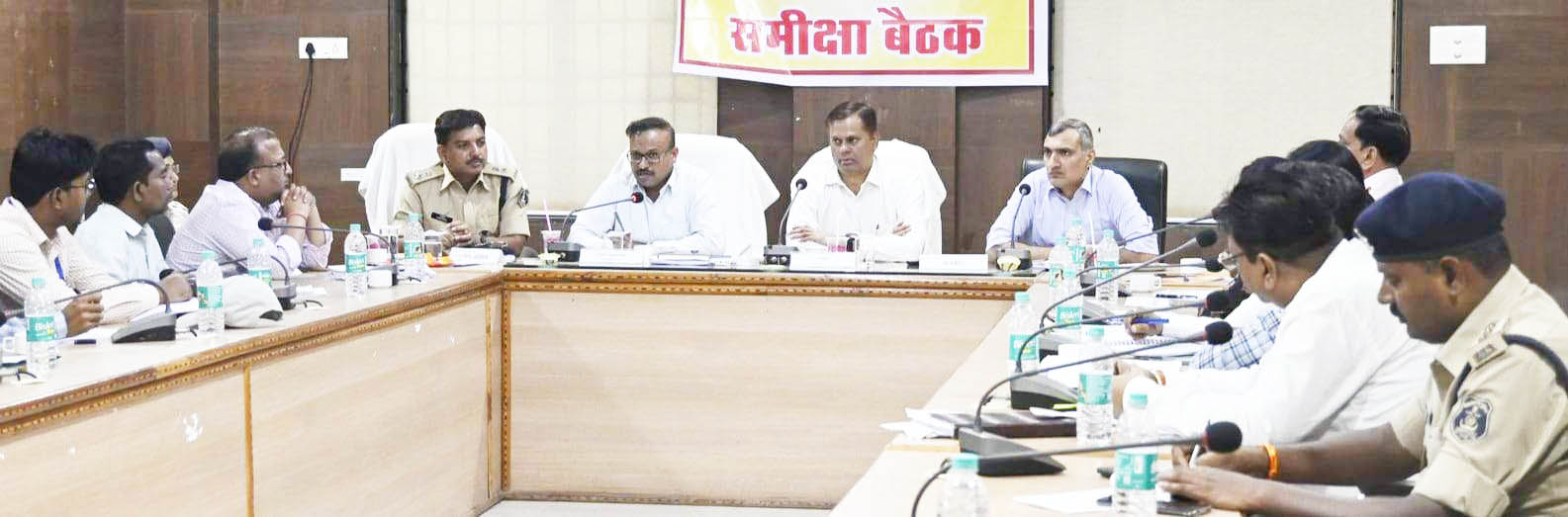 कमिश्नर-आईजी को स्ट्रांग रुम, वाहनों की उपलब्धता के साथ ईवीएम की भी दी जानकारी