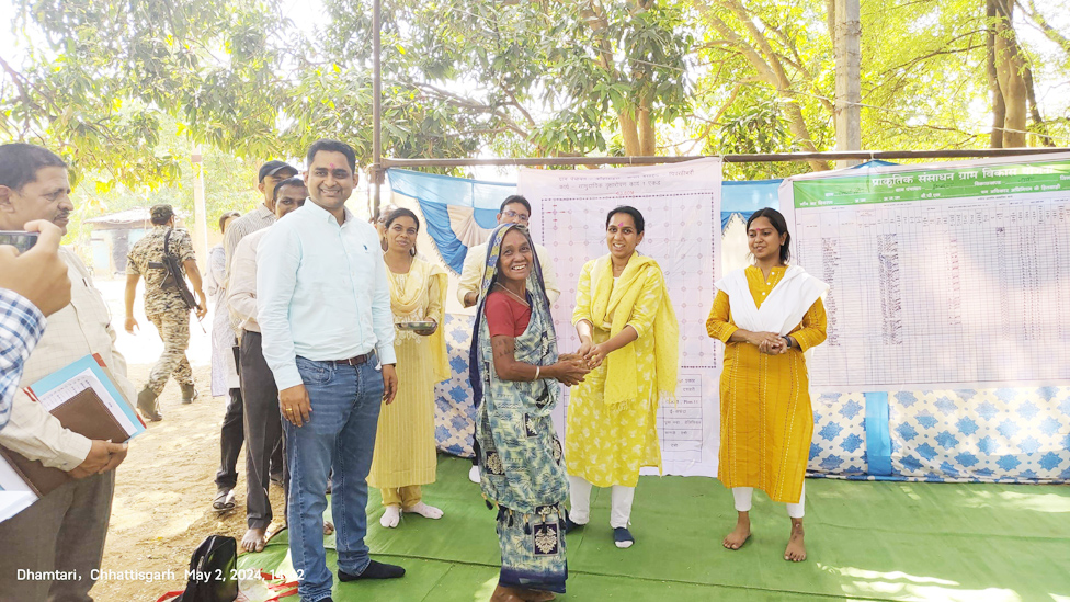 कलेक्टर-सीईओ ने वनांचल क्षेत्र के गंावों का किया निरीक्षण