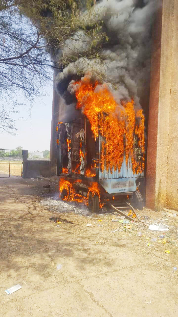 इंडोर स्टेडियम में खड़ी गाड़ी में लगी आग 