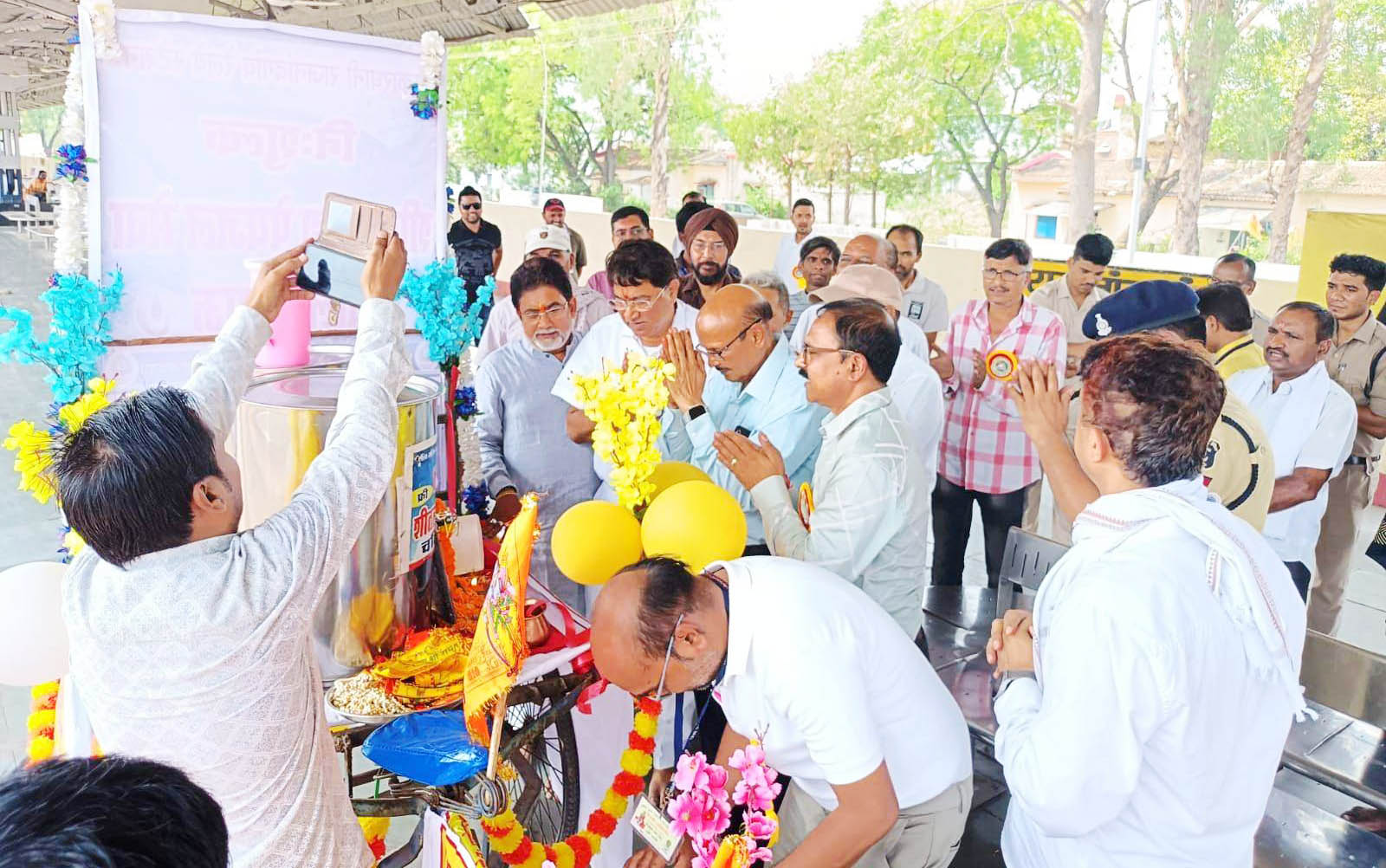 रेल्वे स्टेशन में चलित प्याऊ का उद्घाटन रेल्वे स्टेशन में चलित प्याऊ का उद्घाटन