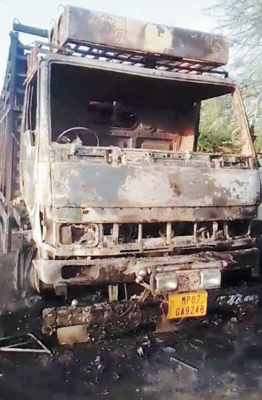 हाईवे पर चलते ट्रक में लगी आग हाईवे पर चलते ट्रक में लगी आग