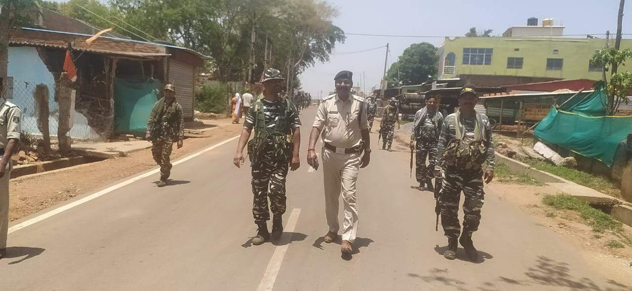  पुलिस ने अर्धसैनिक बलों संग निकाला फ्लैग मार्च