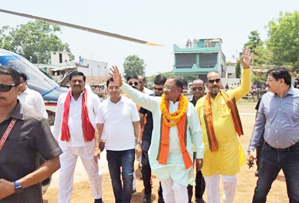 हेलीपैड पर योगेश ने मुख्यमंत्री का किया स्वागत