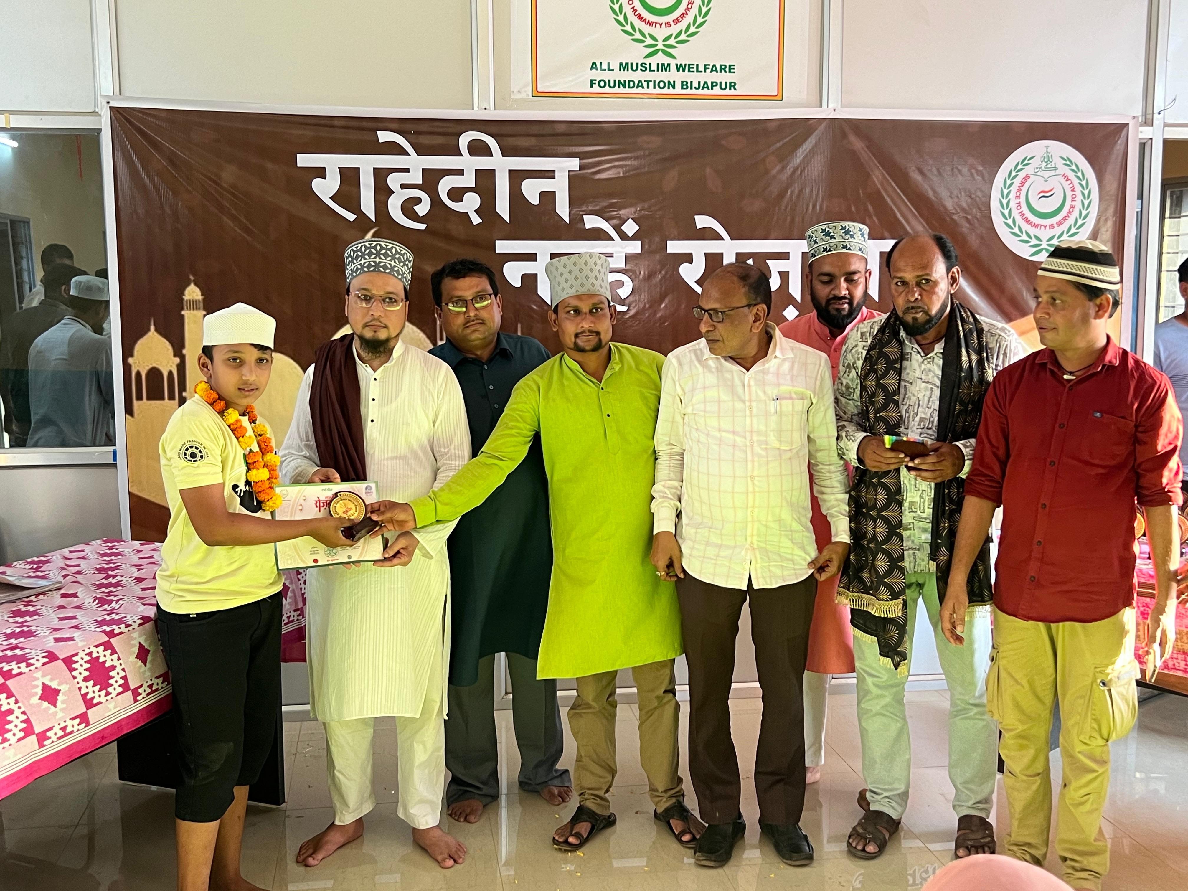 35 नन्हें रोजदारों की हौसला अफजाई, तोहफा देकर सम्मानित 35 नन्हें रोजदारों की हौसला अफजाई, तोहफा देकर सम्मानित