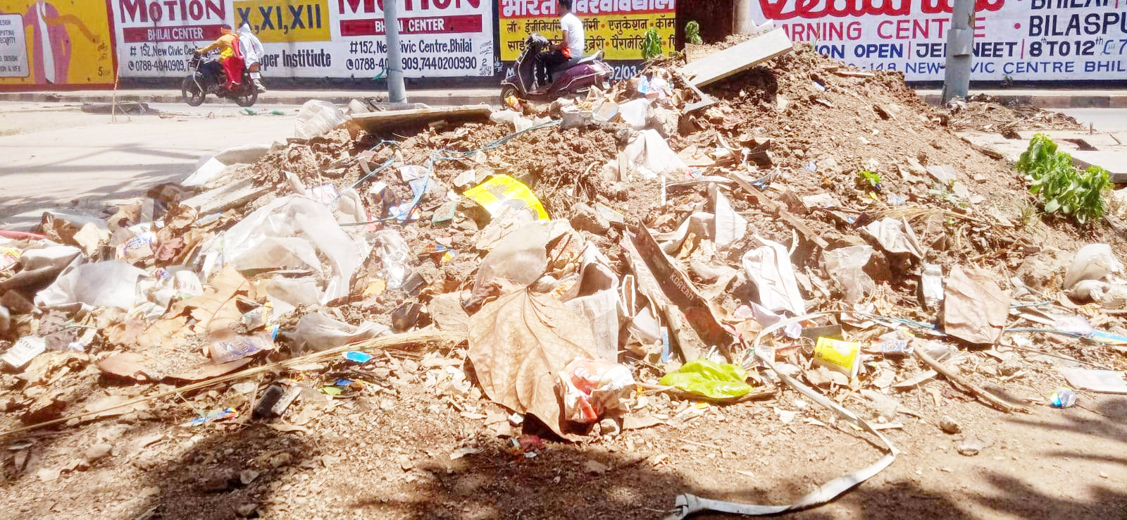 निगम कॉम्प्लेक्स के मुक्कड़ में कचरों का ढेर, मवेशियों के पहुंचने से फैल रहा कचरा निगम कॉम्प्लेक्स के मुक्कड़ में कचरों का ढेर, मवेशियों के पहुंचने से फैल रहा कचरा