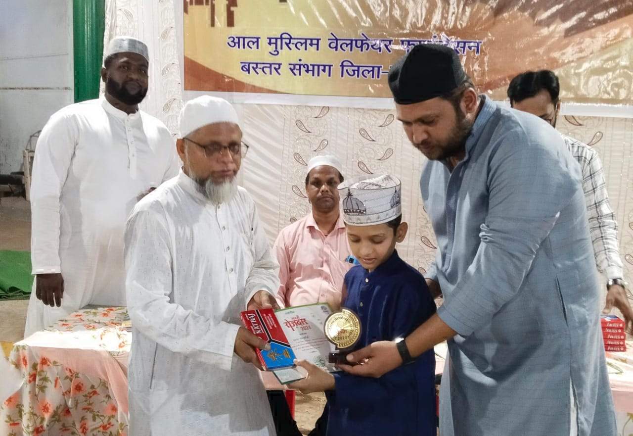 नन्हें रोजदारों की हौसला अफजाई, तोहफा भी