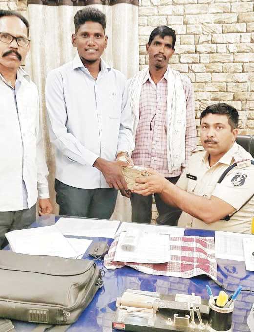 कोर्ट के आदेश पर ठगी के शिकार को लौटाये रूपए