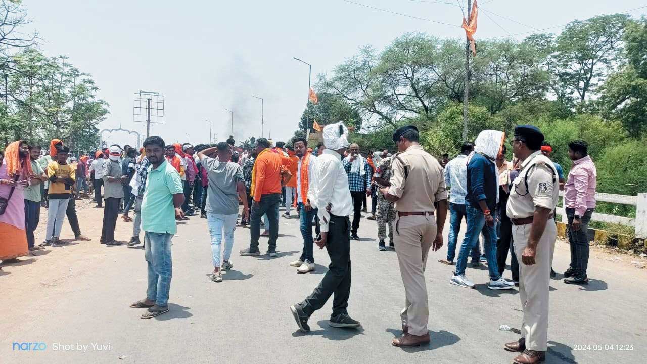 शिव मंदिर में शराब की बोतलें तोड़ी, शिवलिंग को किया खंडित शिव मंदिर में शराब की बोतलें तोड़ी, शिवलिंग को किया खंडित