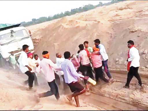 रेत माफि याओं ने की ग्रामीणों से मारपीट रेत माफि याओं ने की ग्रामीणों से मारपीट