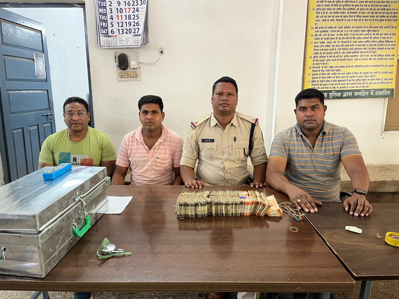 वाहन चेकिंग, तेलंगाना की गाड़ी से 11.80 लाख जब्त वाहन चेकिंग, तेलंगाना की गाड़ी से 11.80 लाख जब्त