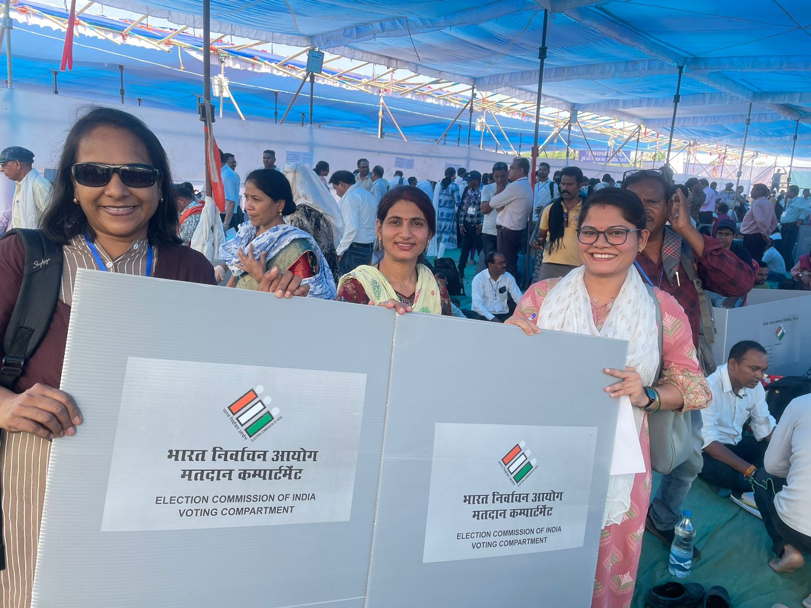 मतदान दलों की रवानगी शुरू, कोनी परिसर में किया जा रहा वितरण