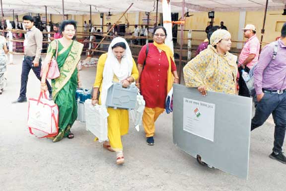 मतदान दल रवाना