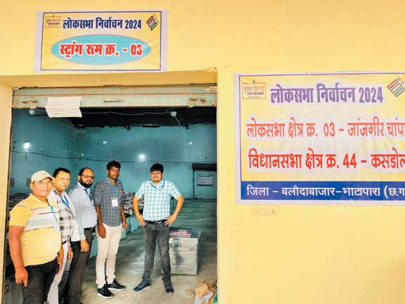 मॉक ड्रिल कर चुनाव तैयारियों को परखा