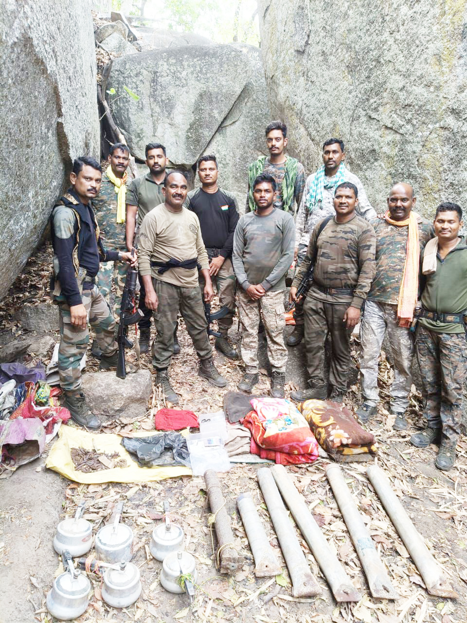 टिपागढ़ पहाड़ी वन क्षेत्र में छुपाकर रखे विस्फोटक बरामद टिपागढ़ पहाड़ी वन क्षेत्र में छुपाकर रखे विस्फोटक बरामद